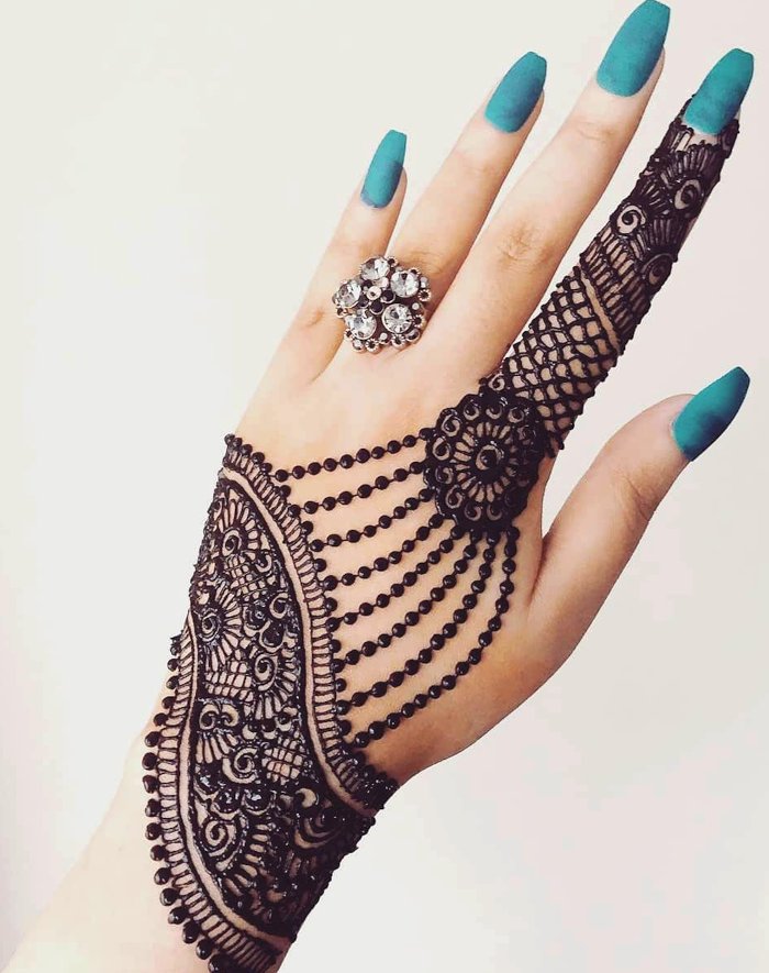 In this image you can see a very beautiful indo arabic mehndi design by one of the best Indo Arabic Mehndi Designer in jhansi, Vijay Mehndi Art & Permanent Tattoo Art
