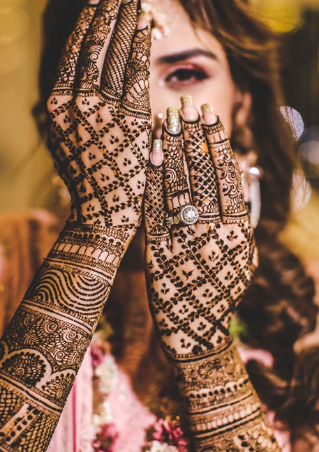 This bridal mehndi design you seeing in the image that was design by the best bridal mehndi designer in jhansi city, Vijay Mehandi Art & Permanent Tattoo Art.