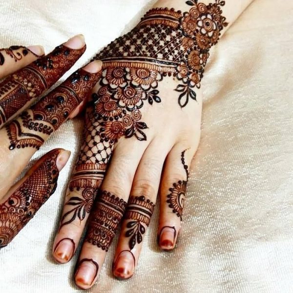 In thus image you can see a Pakistani mehndi design by one of the best pakistani mehndi designer in jhansi, Vijay Mehndi Art & Permanent Tattoo Art.