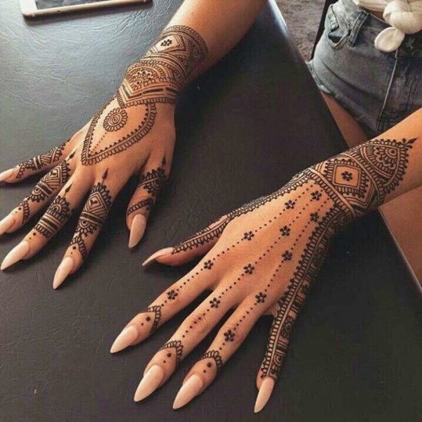 what design you seeing in the image that was design by the best mehndi designer in Mathura city, Vijay Mehndi Art & Permanent Tattoo Art.