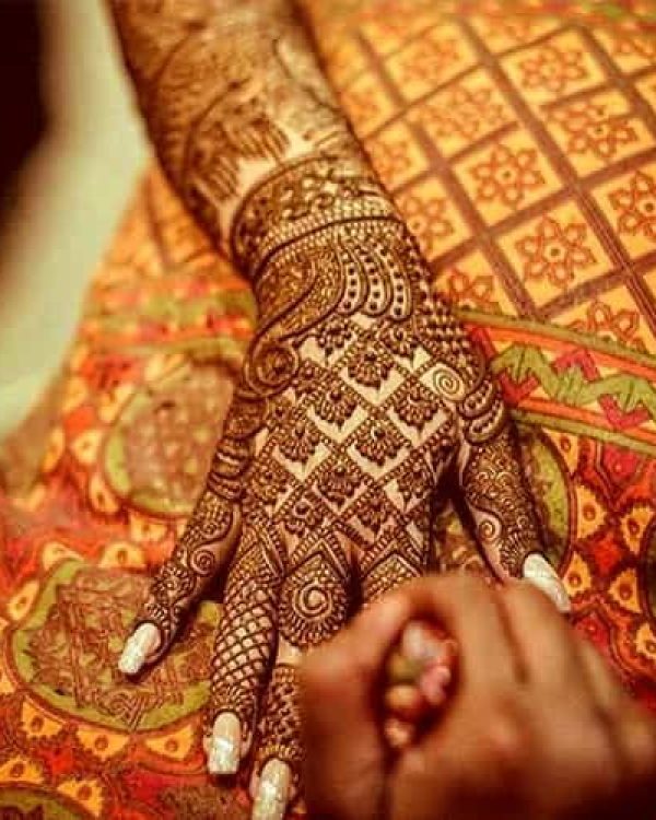 what design you seeing in the image that was design by the best mehandi designer in Gwalior city, Vijay Mehandi Art & Permanent Tattoo Art.