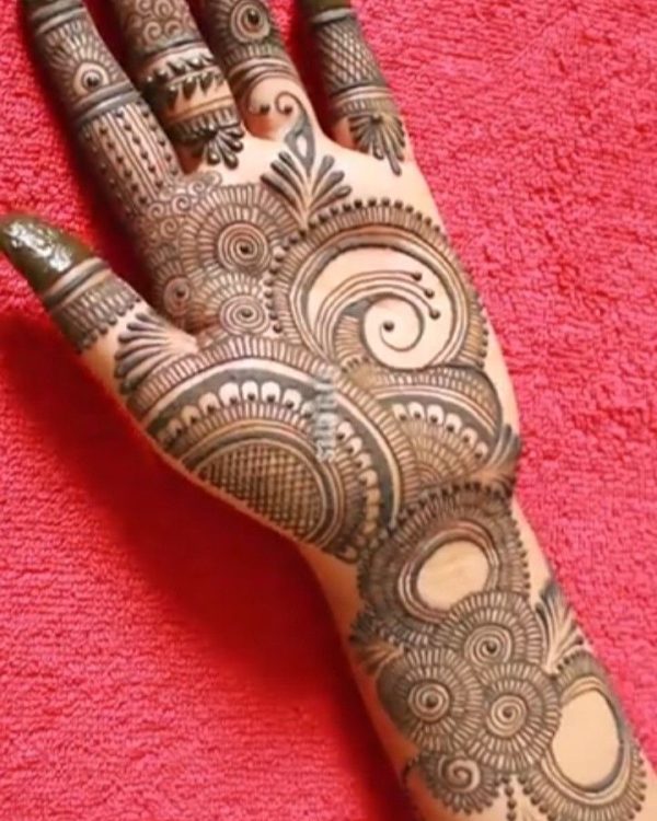 In this image you can see a very beautiful indo arabic mehndi design by one of the best Indo Arabic Mehndi Designer in jhansi, Vijay Mehndi Art & Permanent Tattoo Art