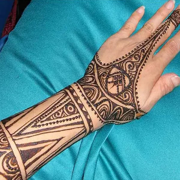 what design you seeing in the image that was design by the best Bombay mehndi designer in Mathura city, Vijay Mehndi Art & Permanent Tattoo Art.