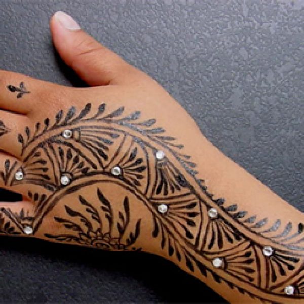 what indo western design you seeing in the image that was design by the best Indo Western mehndi designer in Mathura city, Vijay Mehndi Art & Permanent Tattoo Art.