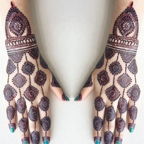 In thus image you can see a Pakistani mehndi design by one of the best pakistani mehndi designer in jhansi, Vijay Mehndi Art & Tattoo Art.