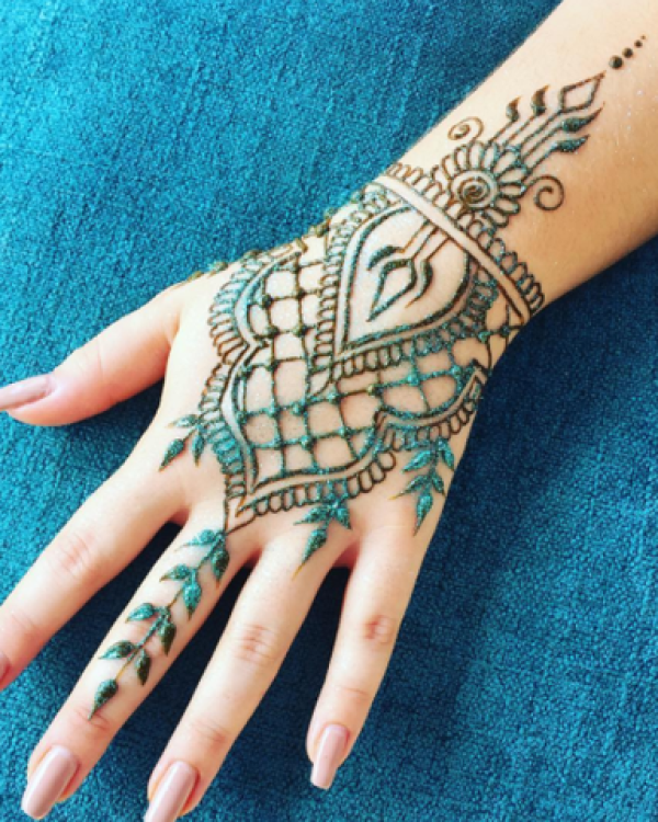 In this image you can see a sparkle mehndi Design by one of the best sparkle mehndi designer in jhansi, Vijay Mehndi Art & Tattoo Art.