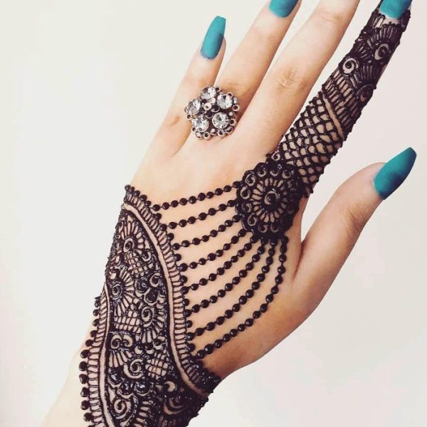 In this image you can see a very beautiful indo arabic mehndi design by one of the best Indo Arabic Mehndi Designer in jhansi, Vijay Mehndi Art & Permanent Tattoo Art