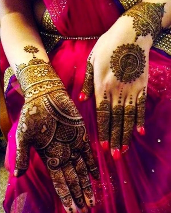 In this image you can see a dulha dulhan mehndi design by one of the best dulha dulhan mehndi designer in jhansi, Vijay Mehndi Art & Permanent Tattoo Art